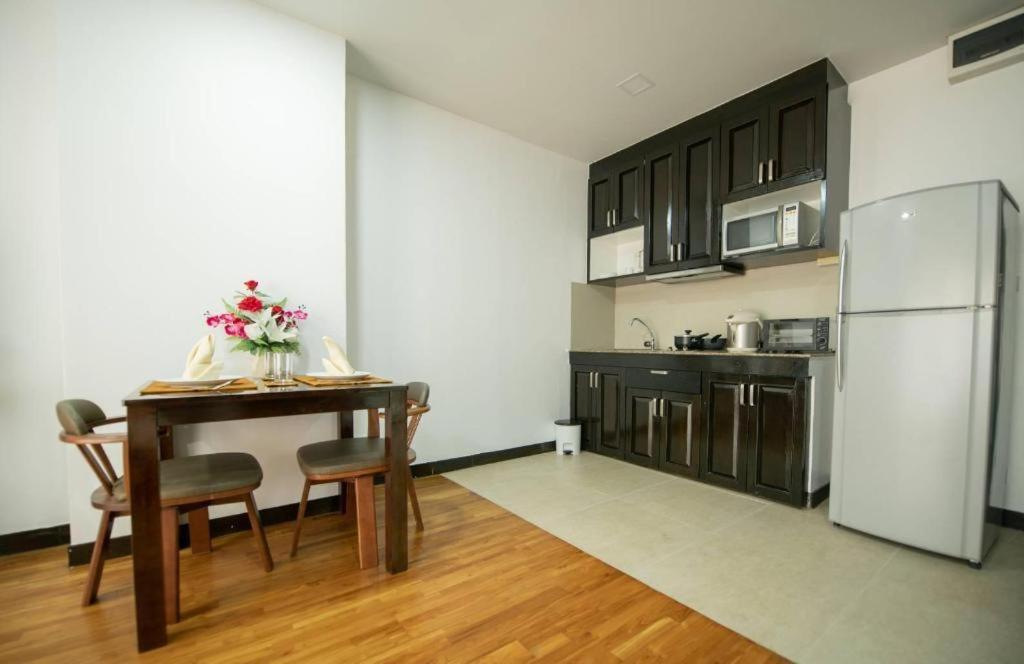J Town Serviced Apartments&Hotel Si Racha Exterior foto