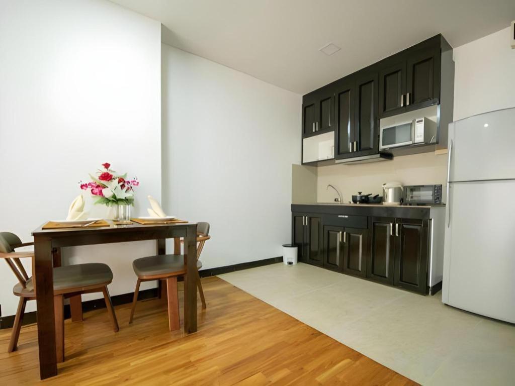 J Town Serviced Apartments&Hotel Si Racha Exterior foto