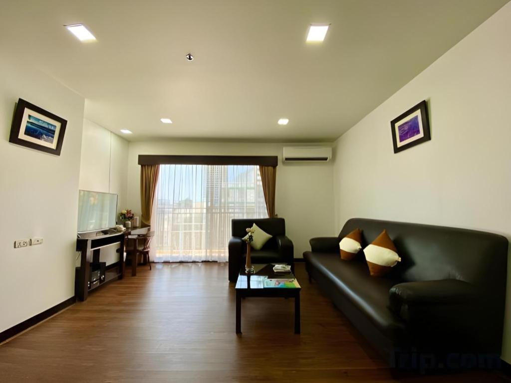 J Town Serviced Apartments&Hotel Si Racha Exterior foto