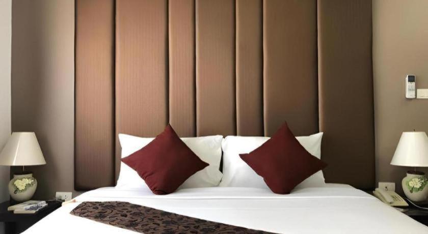 J Town Serviced Apartments&Hotel Si Racha Exterior foto