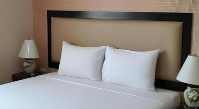 J Town Serviced Apartments&Hotel Si Racha Exterior foto