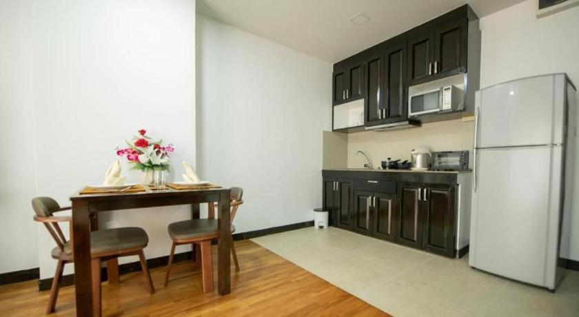 J Town Serviced Apartments&Hotel Si Racha Exterior foto