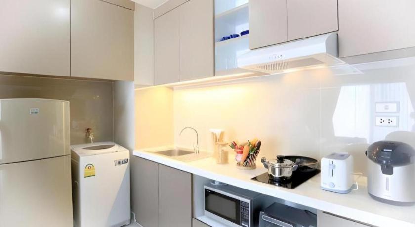 J Town Serviced Apartments&Hotel Si Racha Exterior foto