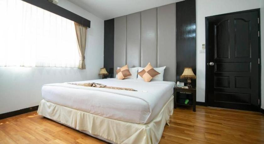 J Town Serviced Apartments&Hotel Si Racha Exterior foto