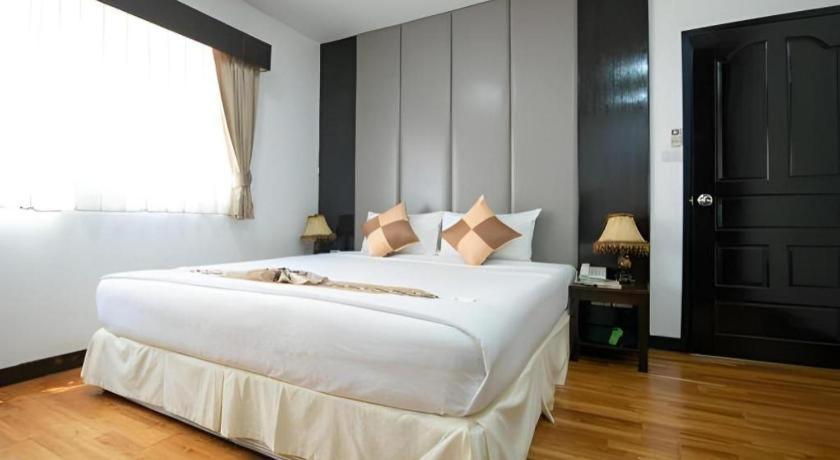 J Town Serviced Apartments&Hotel Si Racha Exterior foto