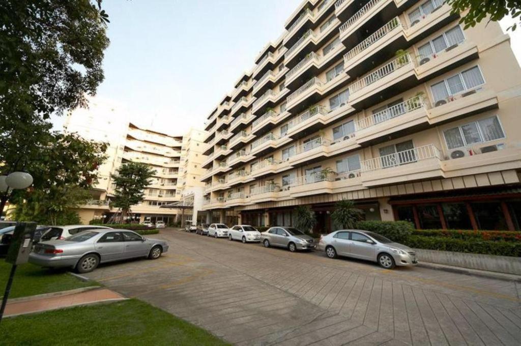 J Town Serviced Apartments&Hotel Si Racha Exterior foto