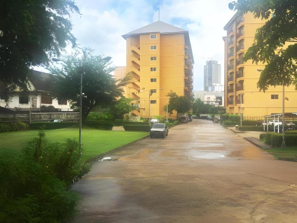 J Town Serviced Apartments&Hotel Si Racha Exterior foto