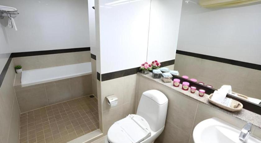 J Town Serviced Apartments&Hotel Si Racha Exterior foto