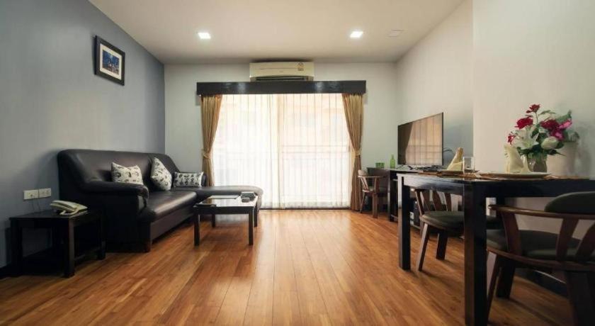 J Town Serviced Apartments&Hotel Si Racha Exterior foto